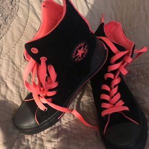 Kid’s Converse high tops. Size2